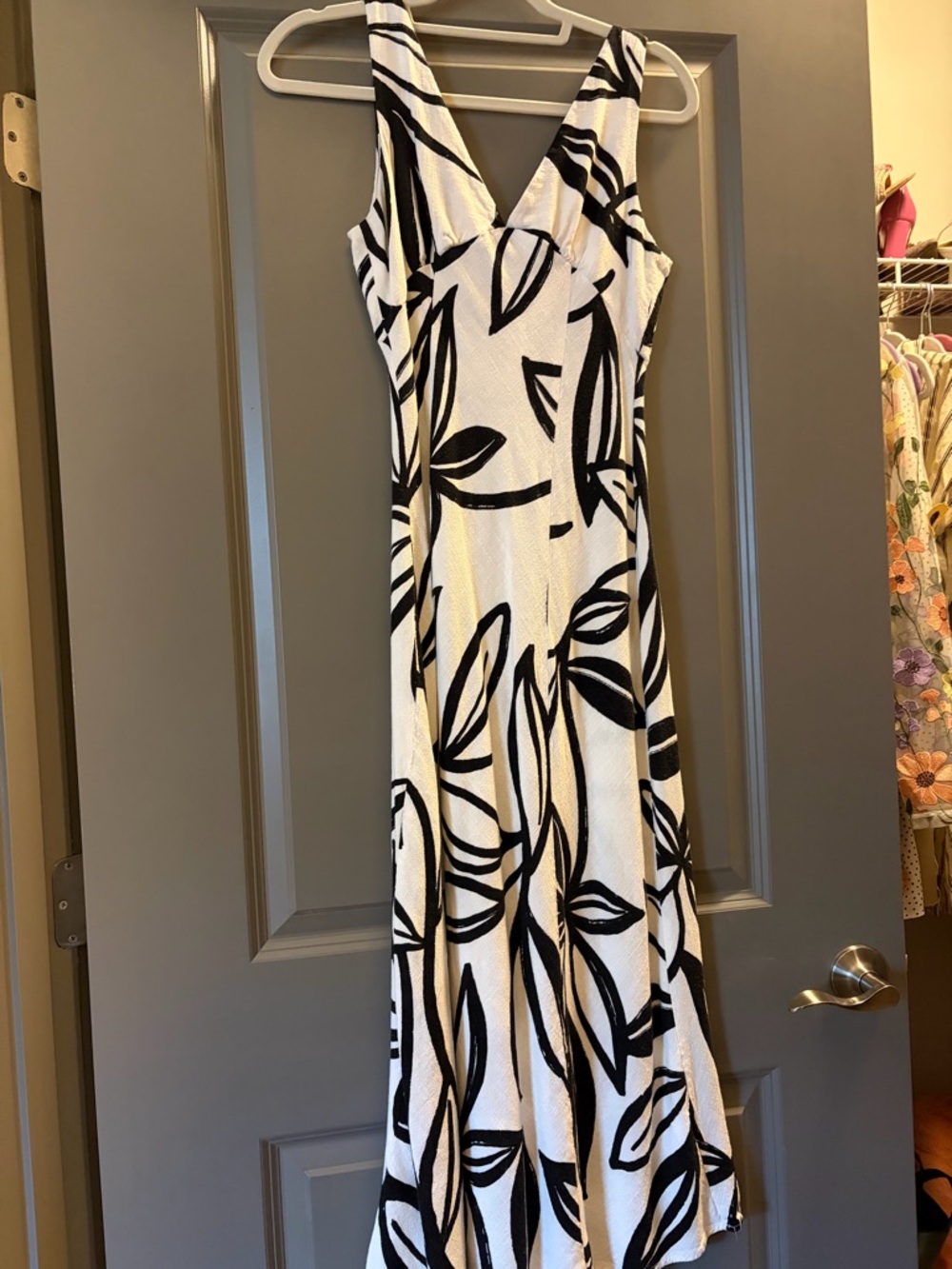 Black & White V-Neck Leaf Print Maxi Dress